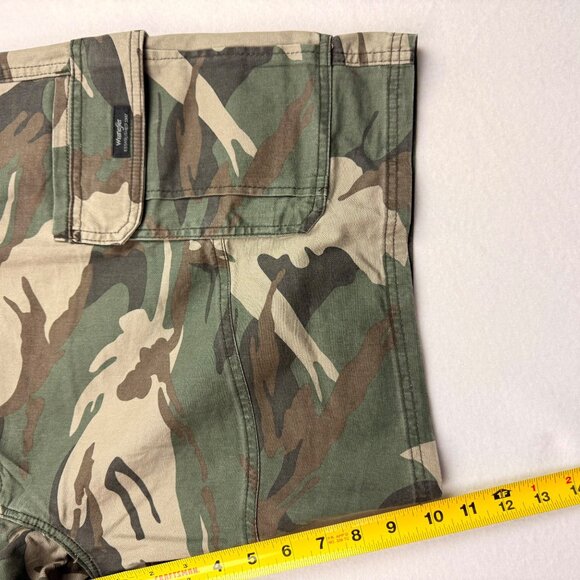 Wrangler Men's Relaxed Low Stretch Green Camo Cargo Shorts Sz 48 Inseam 10" NWT - Picture 11 of 11